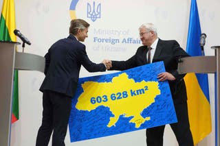 Ministar vanjskih poslova Litve Kestutis Budrys daje ukrajinsku kartu ukrajinskom ministru vanjskih poslova Andriju Sybihi tijekom zajedničke konferencije za novinare u Kijevu